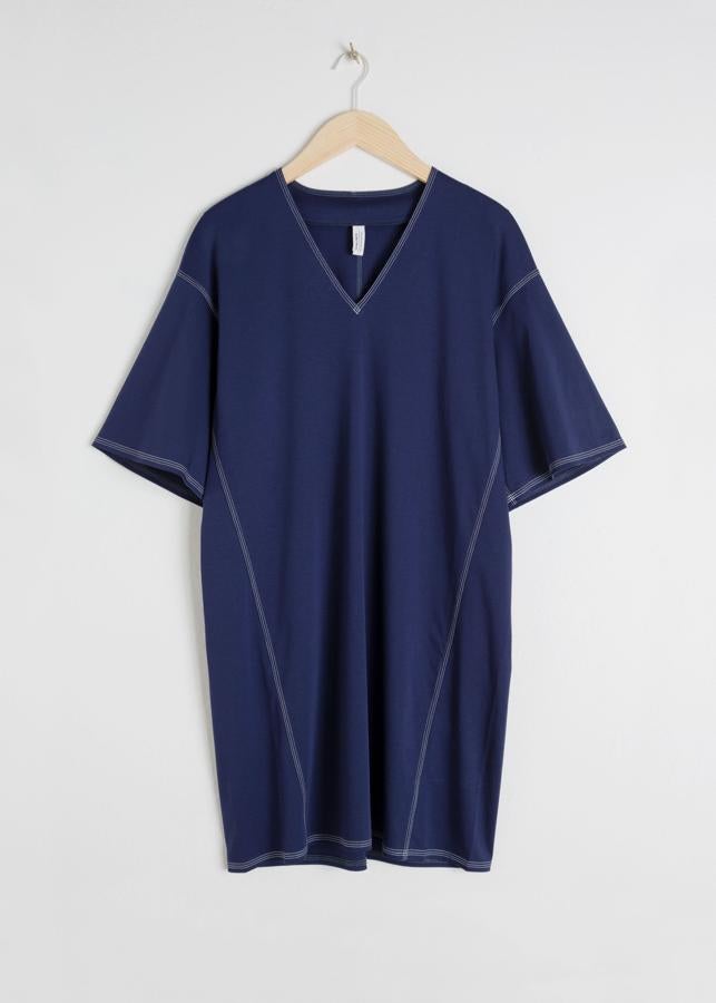 Perfecto para ir a la playa, este vestido azul navy de algodón con pespuntes en contraste pasa de 59 a 18 euros con el descuento de antes de las rebajas de verano de &Other Stories.