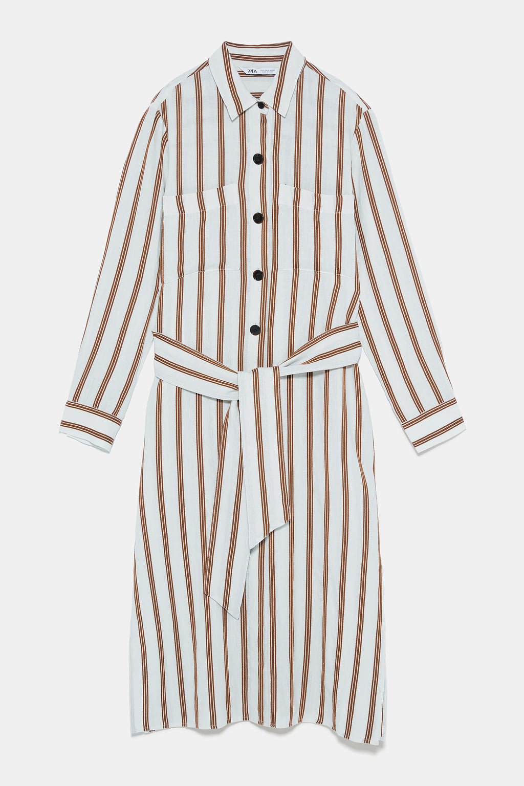 Túnica de Zara con cinturón en color blanco con rayas doradas. (39,95 euros).