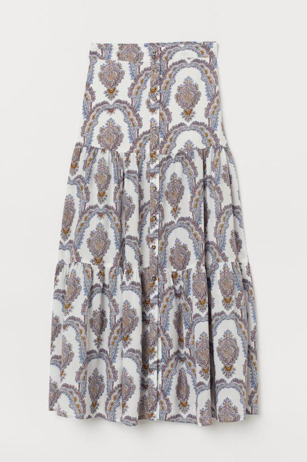 H&M ha lanzado esta falda en todas las talas, curvys incluidas, porque tiene un diseño súper favorecedor: ciñe las caderas para no añadir volumen en esa zona, y deja volar la falda a continuación. La estampación tipo paisley también es una originalidad (H&M, 29,99 euros).
