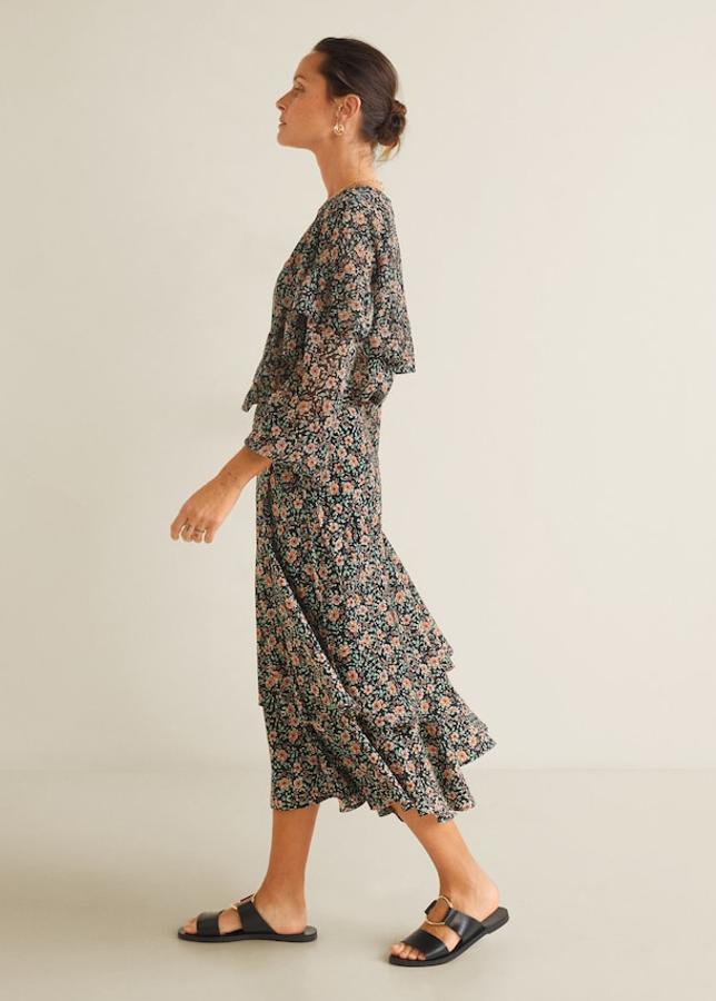 Maravillosa falda que gana volumen gracias a los volantes que se van sumando a su silueta acampanada. Es de Mango y cuesta 49,99 euros.