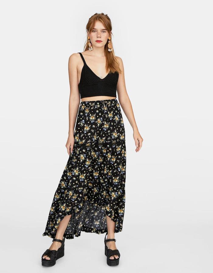 Probablemente el diseño más ponible de toda la selección, por ese color negro que nos permite combinarla con todo. Y el precio, como es de Stradivarius, es perfecto: 25,99 euros.