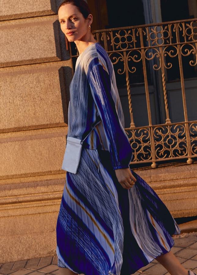 Preciosa falda plisada en distintos tonos de azul y con un estampado gráfico. El patrón es acampanado y lleva una cintura elástica (Mango, 39,99 euros).