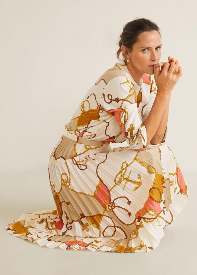 Falda plisada con un estampado de cadenas y anclas. El diseño es asimétrico y acampanado. Cierra en el lateral con una cremallera (39,99 euros).