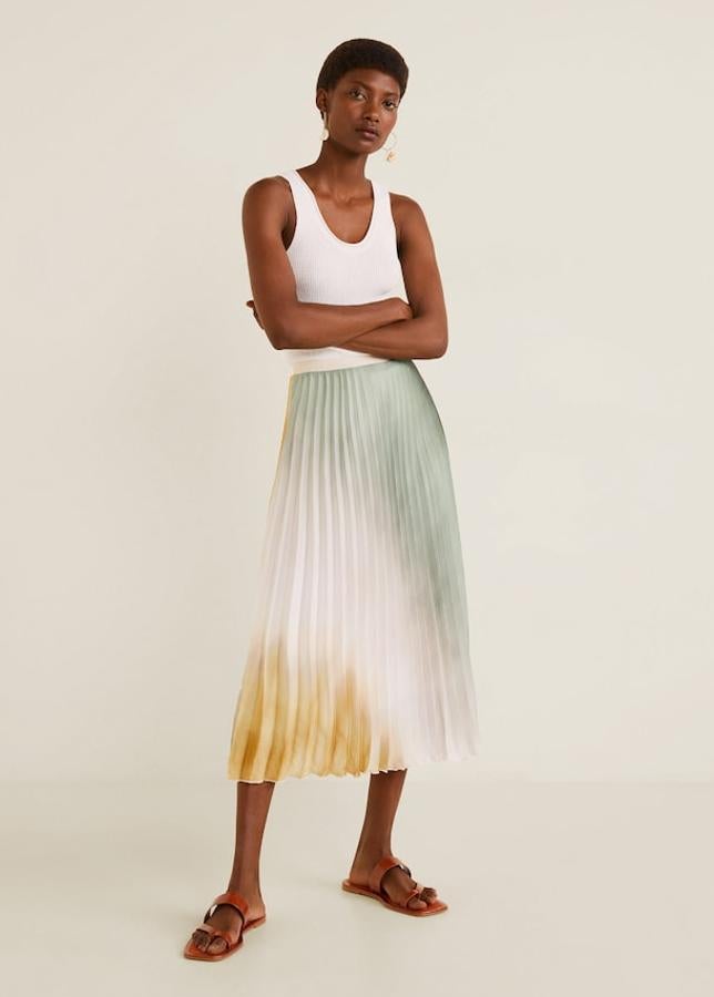 Falda midi en tejido plisado con estampado tie-dye, que puede variar debido a las características del tejido (Mango, 39,99 euros).