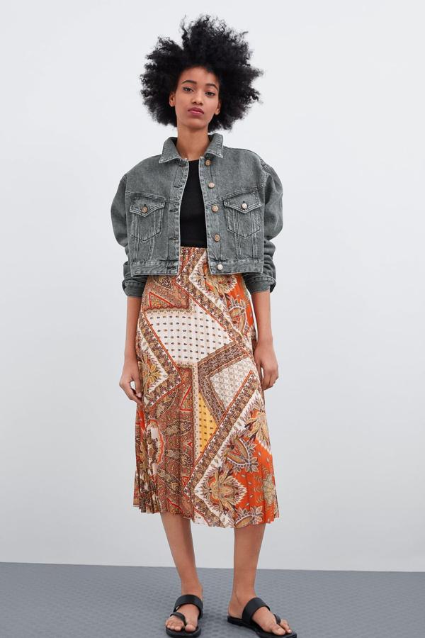 Falda plisada de Zara, con vuelo controlado, cintura elástica y cierre lateral con cremallera oculta en costura (29,99 euros).