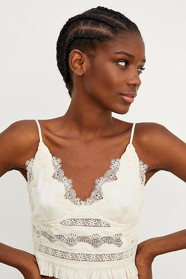 Top corto de escote pico y tirantes finos ajustables, 25,95 euros.