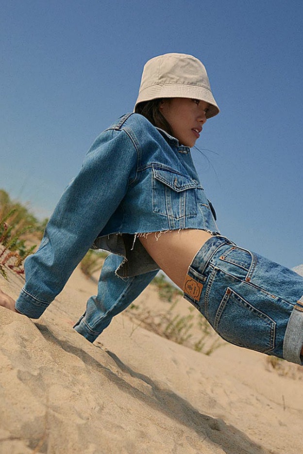 La idea de cortar una cazadora para actualizarla con un largo cropped se la debemos a Pull&Bear.