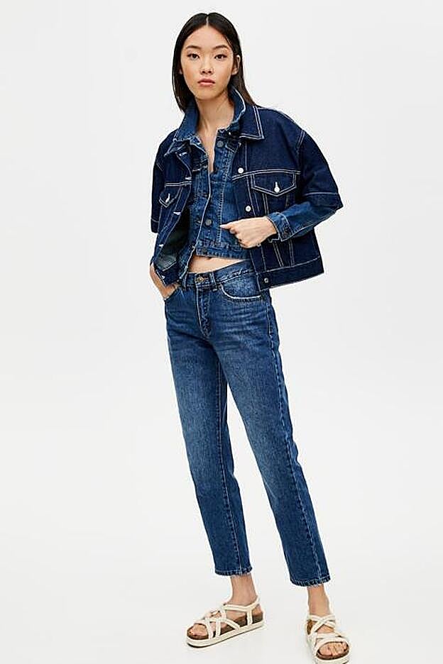 Esta cazadora en denim con manga francesa de Pull&Bear renueva totalmente un conjunto de jeans y cazadora clásico.