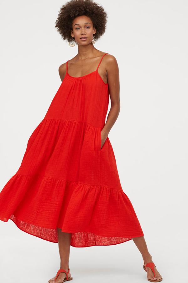 Vestido en doble capa de algodón arrugado. Modelo con escote redondo, tirantes finos ajustables, bolsillos en las costuras laterales y costuras fruncidas en las caderas y en las rodillas. Largo hasta las pantorrillas. 29,99