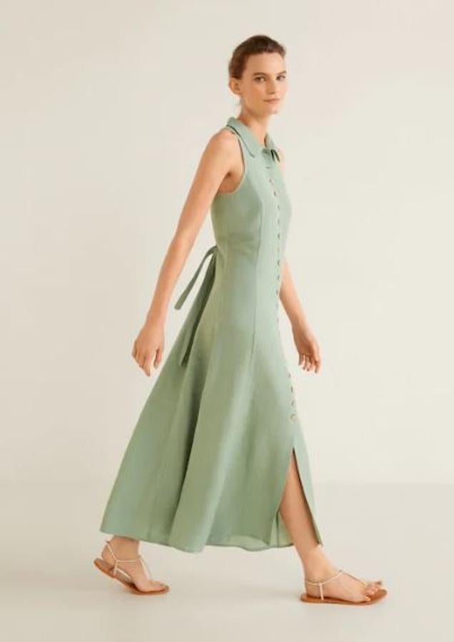 Este vestido verde de lino con botones te va a solucionar más de un look de invitada y además lo puedes utilizar para el dia a día. La lazada en la cintura marca la figura por lo que sienta de maravilla. Antes costaba 39,99 euros y ahora está por 25,99.