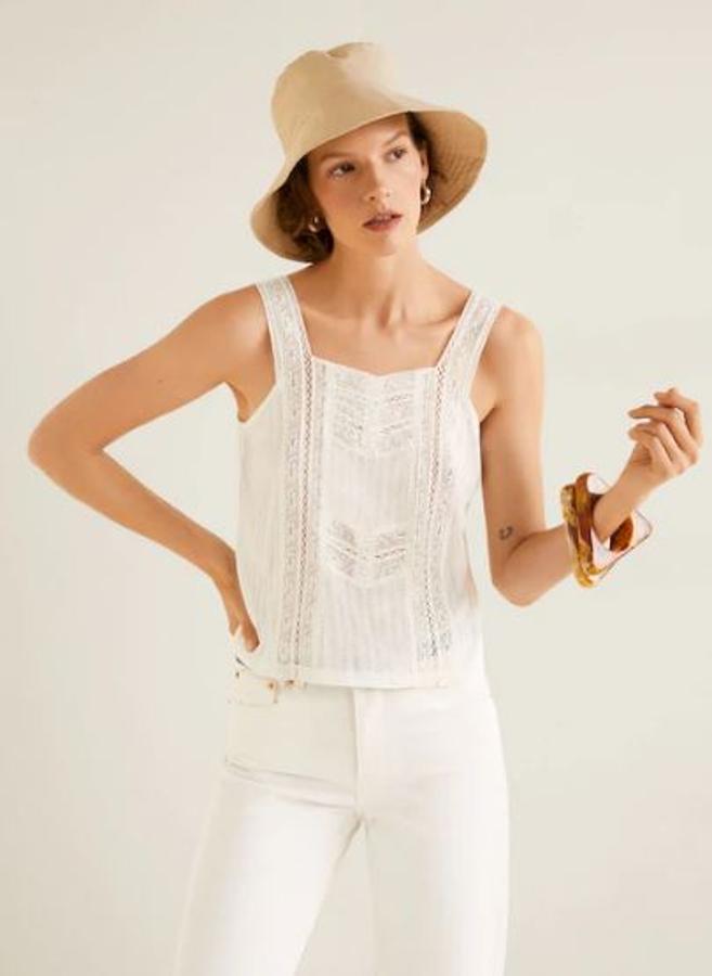 Si todavía no tienes tu top de crochet en el armario esta es tu oportunidad. En Mango hay este de tirantes bordados y escote cuadrado por 12,99 euros en vez de 19,99.