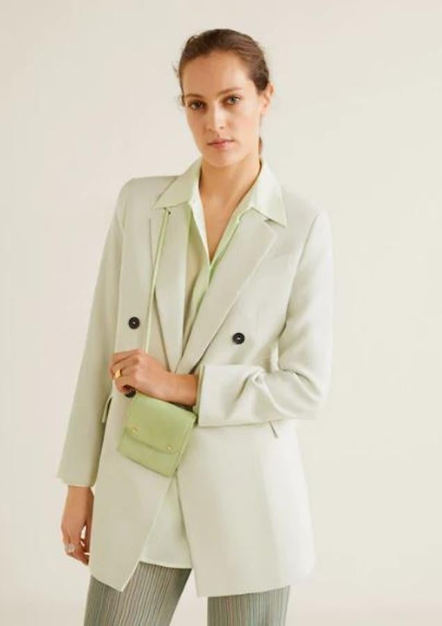 Las americanas son sin duda uno de los must de la temporada. Las hay en infinidad de colores y los tonos pasteles son los más escogidos. Mango tiene esta blazer en verde agua con doble abotonadura por 49,99 euros en vez de 69,99.