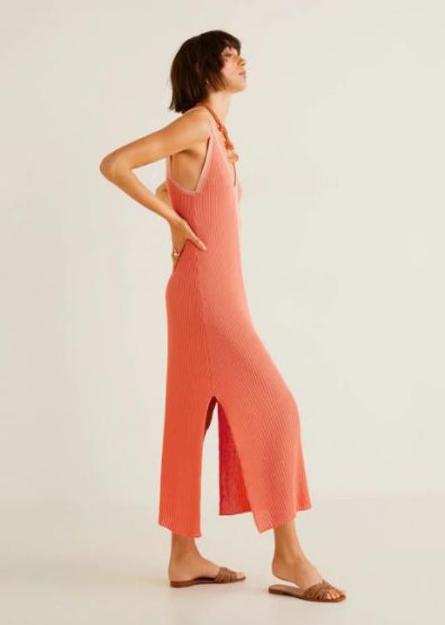 Vestido largo de punto color coral. Esta prenda de Mango la hemos visto por Instagram, la influencer  Cocó Constans la sacó en una de sus publicaciones  y la tienes ahora por 29,99 euros en vez de 45,99.