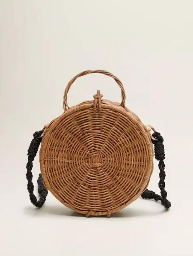 El bolso redondo de rafia o bambú es el accesorio estrella. En Mango tienes este (disponible también en negro) por 25,99 euros en vez de 35,99.