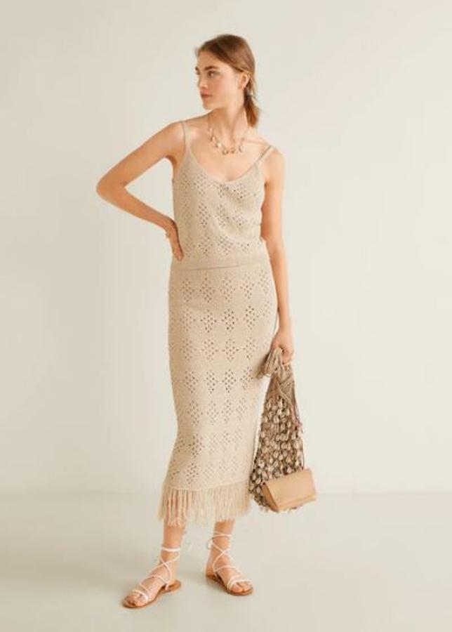 Las prendas de punto y colores neutros han sido otras de las que más se han visto esta primavera/verano. Esta falda de Mango de punto con flecos en el bajo ha sido una de las favoritas de las influencers, como  Marta Soriano, que la combinó con un top blanco. Costaba 35,99 euros y ahora está por 25,99 .