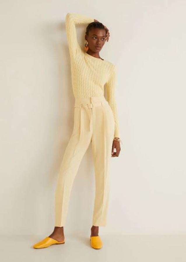 Estos pantalones de pinzas con cinturón son otro de los básicos que te arreglarán más de un look del día a día. En tono vainilla (aunque también lo hay disponible en gris) combinan con todo y cuestan ahora 19,99 euros en vez de 29,99.