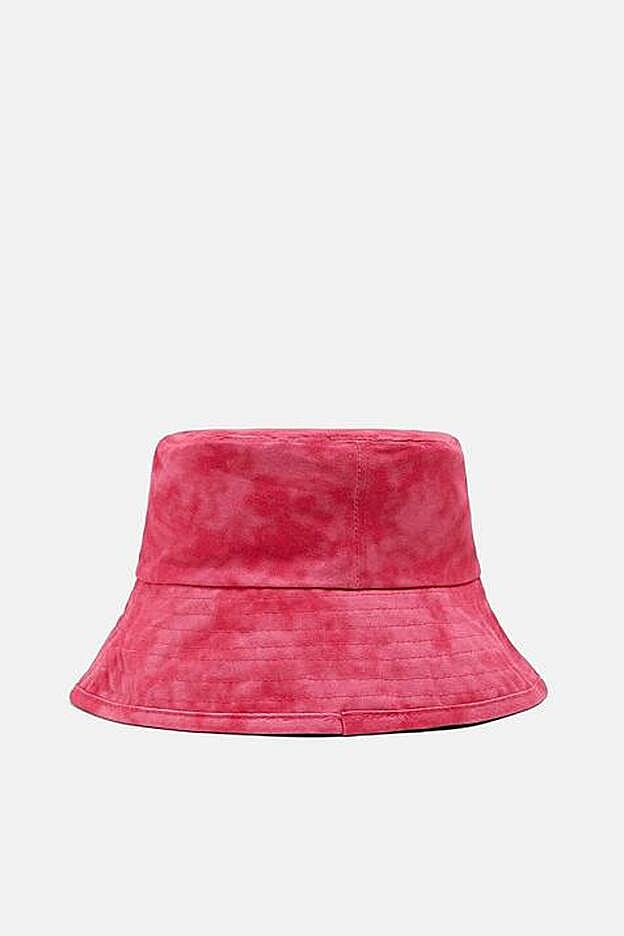 Una versión del clásico sombrero de pescador, en rosa desteñido de Zara.