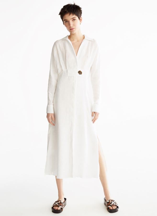 Es sencillo, blanco, amplio, tiene corte camisero... No necesitas más para pasar el verano. Es de Uterqüe (99 euros).