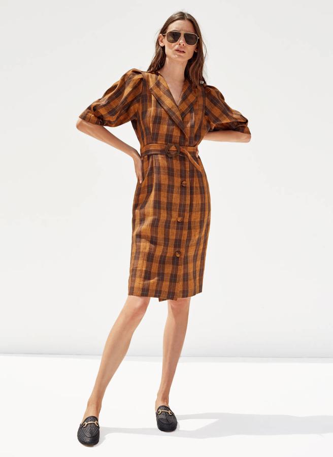 Ya te habíamos hablado de  este vestido  que lo tiene todo: la forma, el estampado y las mangas con volumen que tanto se llevan esta temporada. Es de Uterqüe (159 euros).