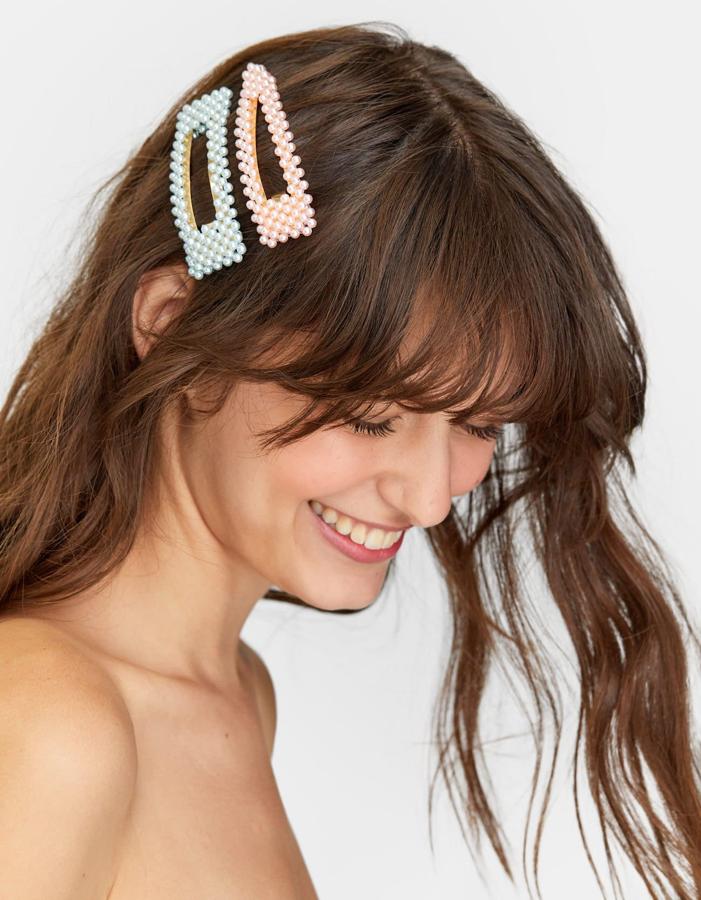 En Stradivarius apuestan por los tonos pastel con este juego de dos horquillas en tamaño extra grande (5,99 euros).