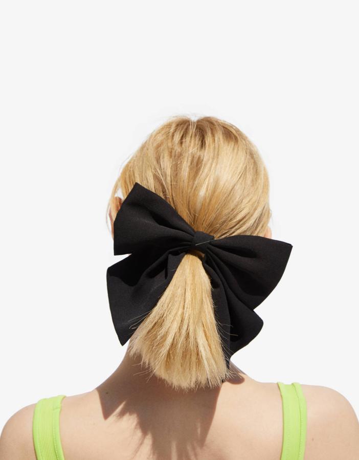 Los lazos ya empezaron a ser tendencia en otoño y han llegado hasta el invierno. Este, clásico, en negro y perfecto para llevar en una coleta es de Bershka y cuesta 5,99 euros.