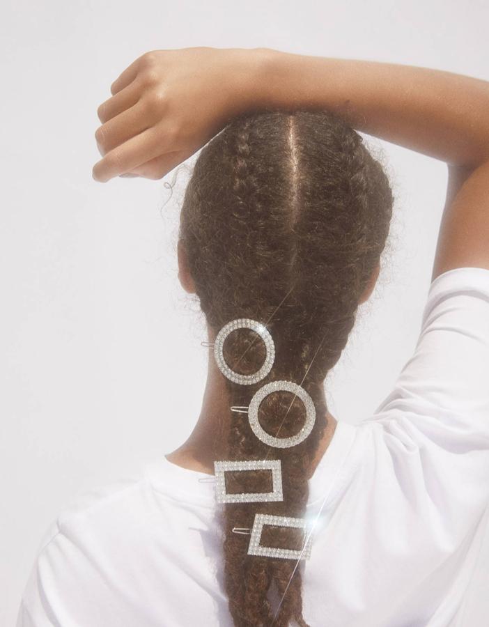 Las horquillas se llevan a pares. O más. Las influencers nos han enseñado que hay que llevar más de una en el mismo look. Este pack de clips de strass es de Bershka y cuesta 7,99 euros.