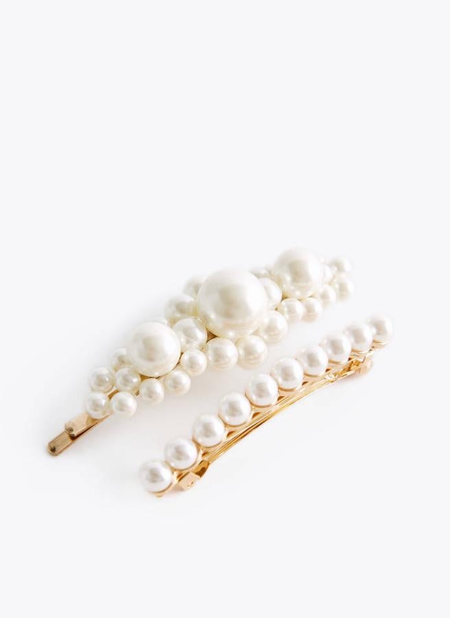 En Uterqüe apuestan por la versión más clásica de la tendencia. Este pack de dos horquillas cuesta 19 euros.