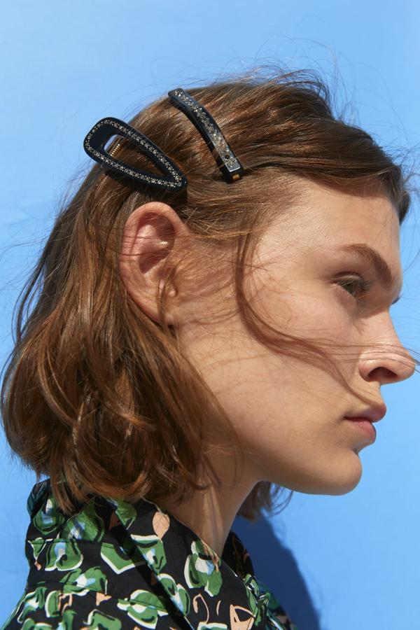 Pack de horquillas de Zara de diferentes formas y tamaños, en negro con detalles de strass (12,95 euros).