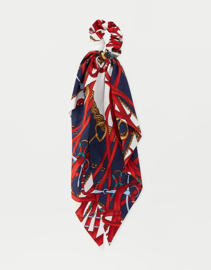 Los pañuelos atados en las coletas le darán a tus looks de verano el toque de estilo que les falta. Y para las que no sean muy mañosas y no les quede tan mono como debería, Pull&Bear tiene la solución con  este pañuelo que lleva el coletero incorporado (4,99 euros).