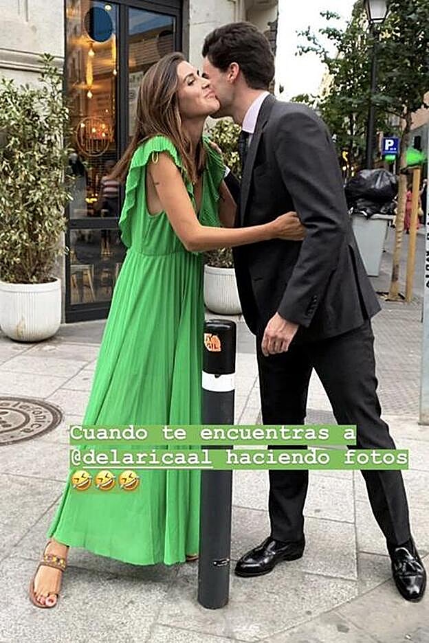 Mery Turiel ha combinado el vestido plisado de Zara con unas sandalias planas.