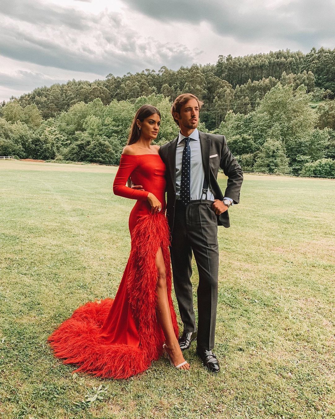 La influencer Marta Lozano junto a su pareja Lorenzo Remohi. La valenciana ha escogido el color rojo para esta boda y su diseño combinado con plumas lo firma Jesús Peiro.