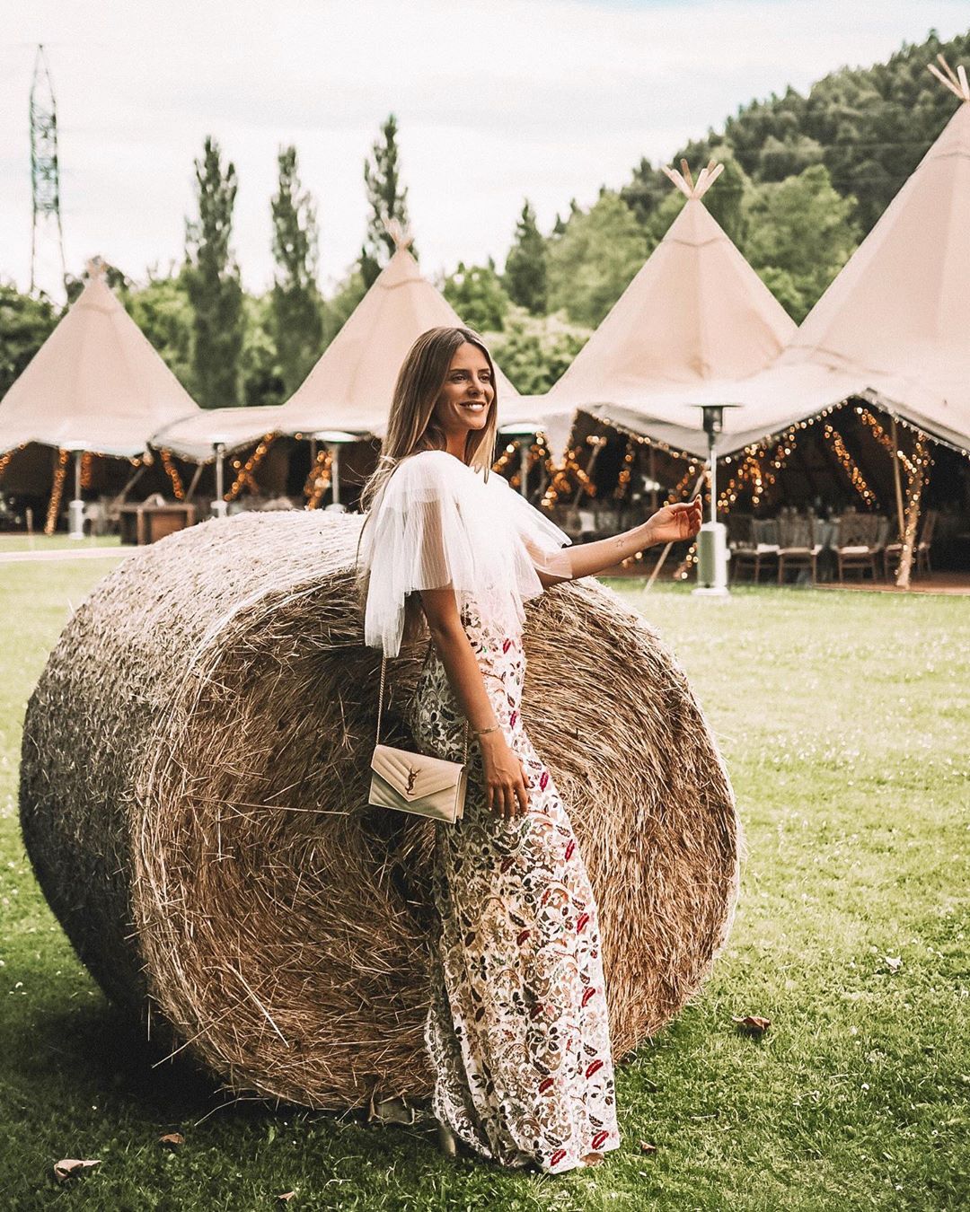 Natalia Coll optó por lucir un vestido de la firma que llevaba la novia: Yolancris. Este look combinado llevaba falda bordada y cuerpo de gasa en color blanco. Como complementos decidió que un bolso de Yves Saint Laurent era la mejor opción.