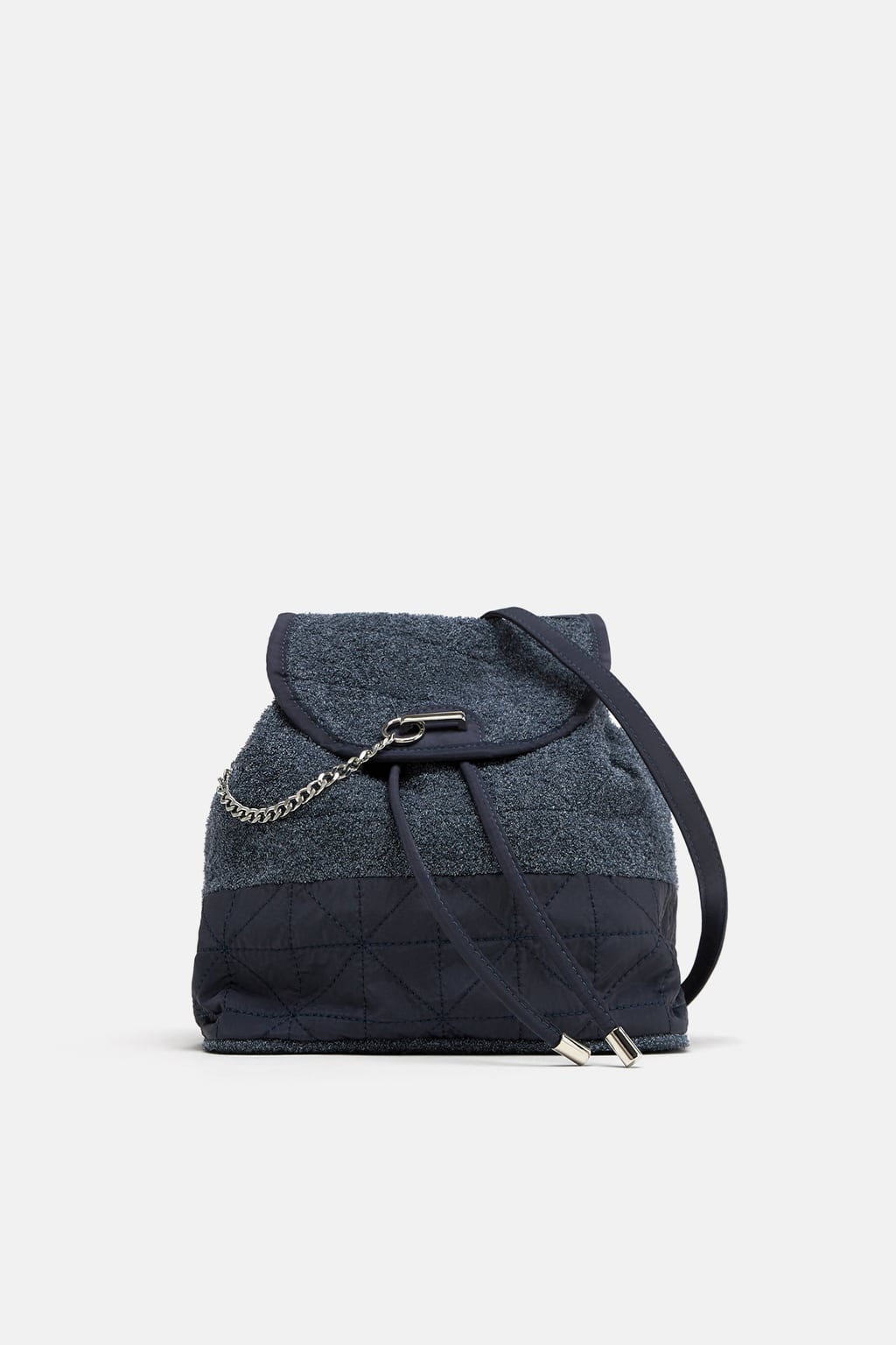 Mochila con tejido de toalla: 25,95 euros en Zara. Medidas: Alto x Ancho x Fondo 23.5 x 23.5 x 14 cm.
