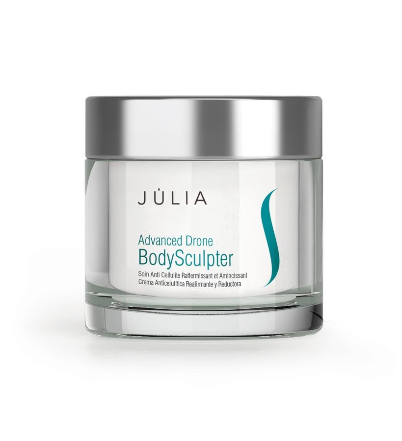 Contiene cafeína, carnitina, té verde, extracto de fucus y un sistema de liberación que permite dirigir el activo encapsulado en el interior mismo del adipocito, maximizando la eficacia en la lipólisis. Este cóctel combate la celulitis, reafirma y reduce la grasa localizada.  Crema Anticelulítica Reafirmante de Júlia  (60 €).