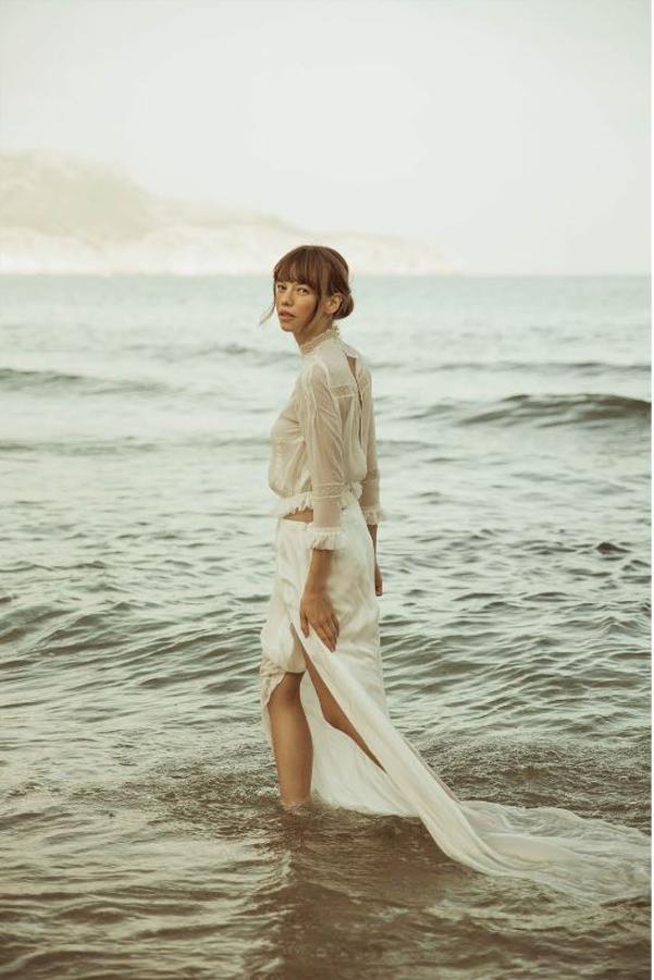 Clara Llagostera nos propone este dos piezas de blusa bordada y maxi falda, una idea genial que nos inspira para copiar el look de María Pombo el día de su boda.