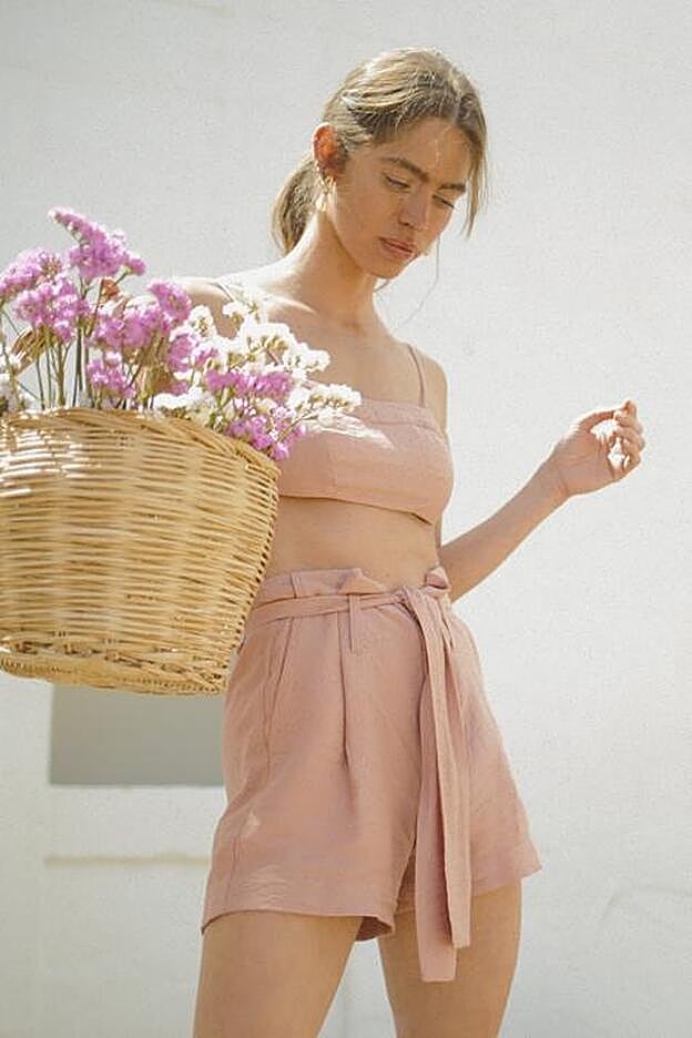 El conjunto de shorts y top rosa pálido de Lovely Pepa.