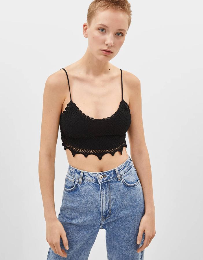 Mini top de ganchillo con los tirantes muy finos (7,99 euros).
