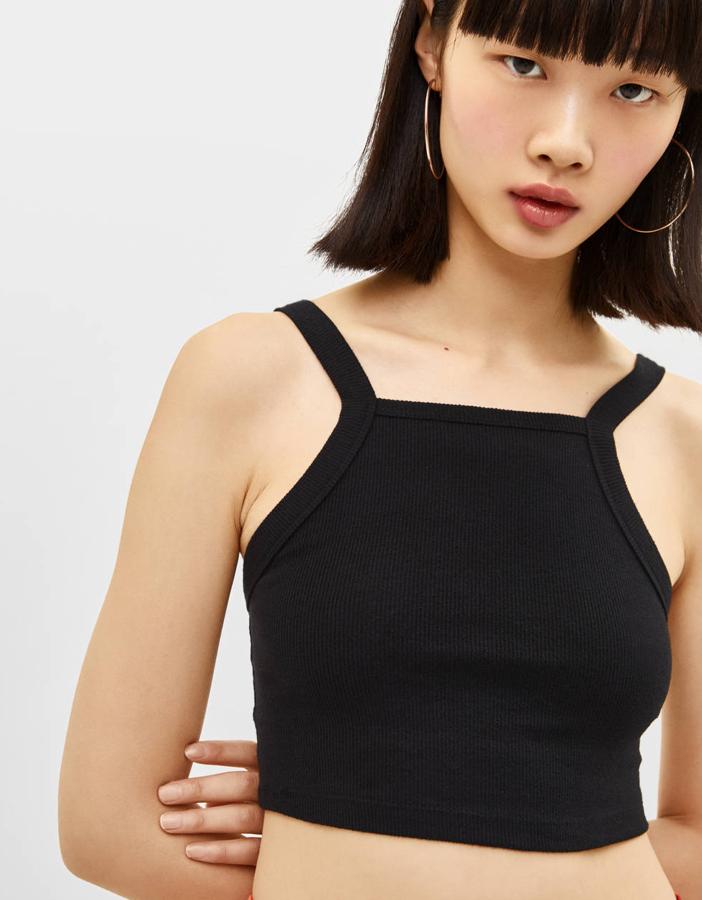 Top corto con escote halter (12,99 euros).