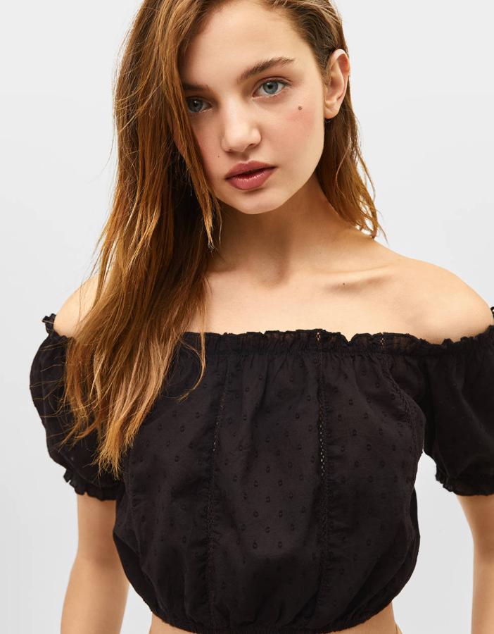 Top estilo mesonera con bordados y manga abullonada (12,99 euros).