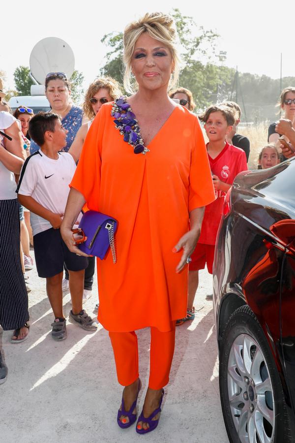 Lydia Lozano apostó por el color block con este conjunto naranja con complementos en morado.