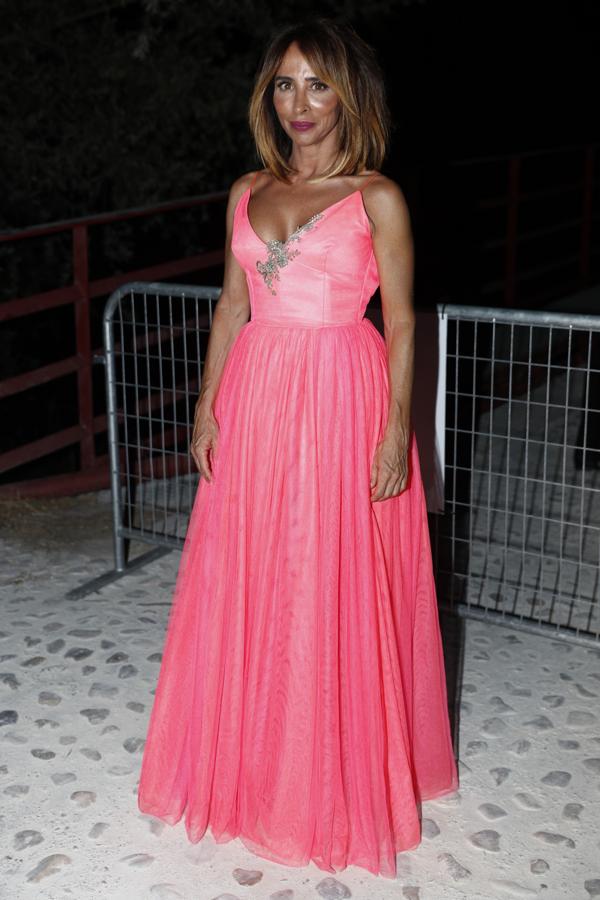 María Patiño, que pronunció un emotivo  discurso en la boda de Belén Esteban , apostó por un llamativo vestido de tul fucsia con escotazo rematado con detalle joya.
