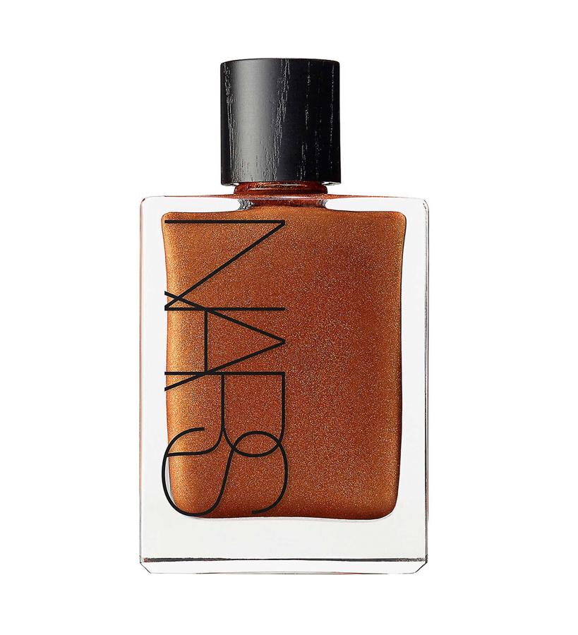 Aceite que suaviza e hidrata la piel dejándola con una impactante luminosidad natural. Su alabada fórmula incluye el liviano aceite de Monoï de Tahití, nativo del Pacífico Sur, combinado con el extracto puro de coco macerado y el brote de la flor del Tiare (gardenia de Tahití), que infunden al aceite nutrientes y una delicada fragancia natural. (59 €).