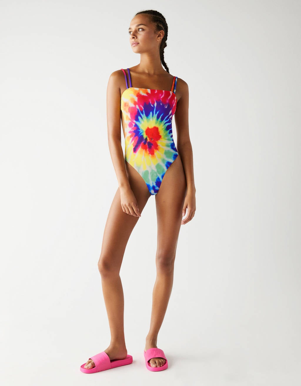 Bershka también tiene su versión del estampado más hippie y noventero de la temporada con los tonos más vibrantes. (19,99 euros).