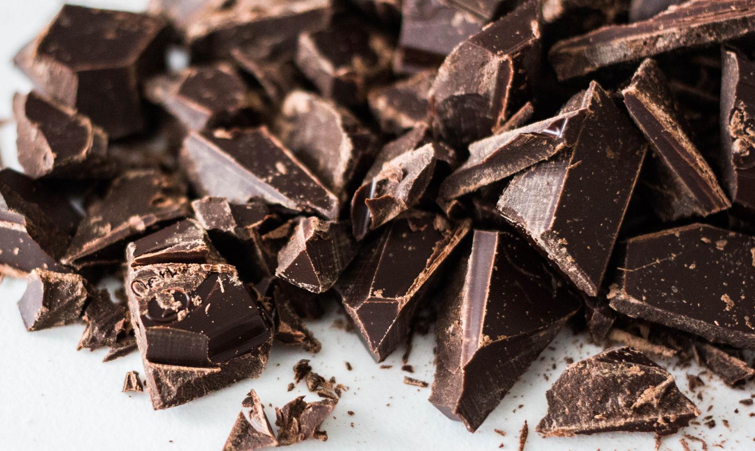 El cacao contiene antioxidantes importantísimos para nuestra salud como los flavonoides y los polifenoles. Su consumo debe ser cuanto más negro mejor, mínimo del 70% y algo moderado debido a la gran cantidad de calorías que posee. Es bueno también porque estimula la producción de endorfinas, las hormonas del placer y la felicidad.
