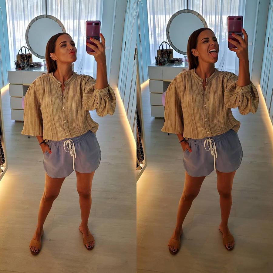 Los looks de Paula durante la cuarentena están siendo siempre cómodos. Como este de blusa con volumen y tejido rústico de Masscob y pantalones cortos de Ecoalf.