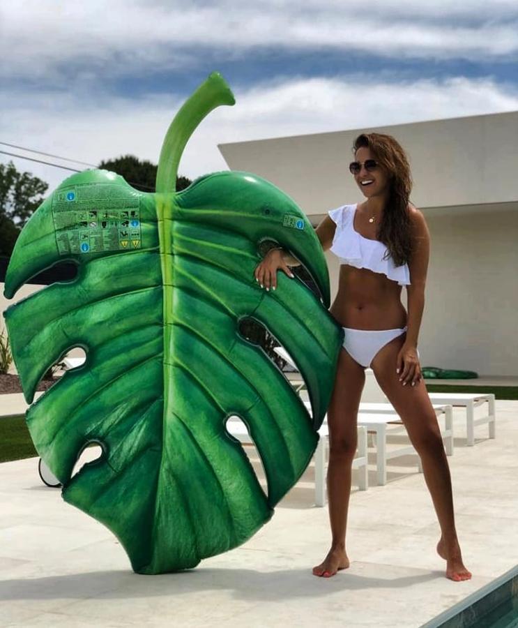 El bikini blanco  es perfecto para resaltar el moreno y Paua Echevarría lo sabe. Por eso escogió este de Calzedonia con top asimétrico y volante que le sentaba de maravilla.