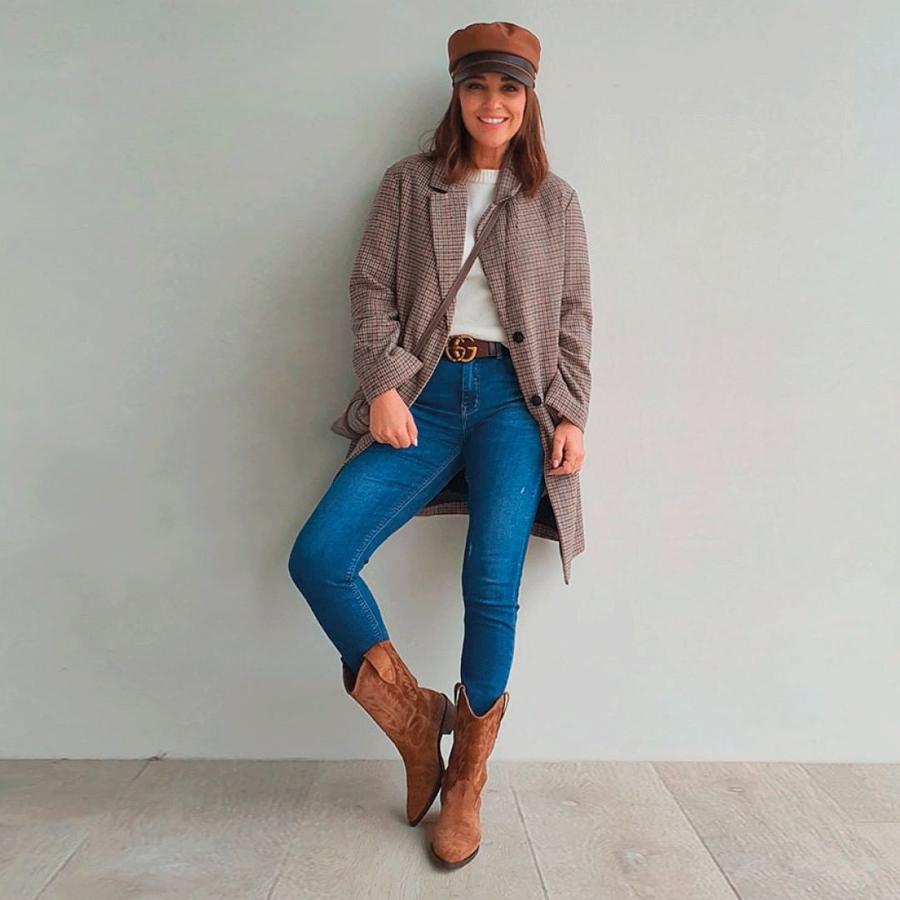 Paula Echevarría tiene varios modelos de botas cowboy, pero  este modelo  sin duda causó furor. Las combinó con jeans de Stradivarius, jersey de Mango y abrigo de cuadros de Brownie.