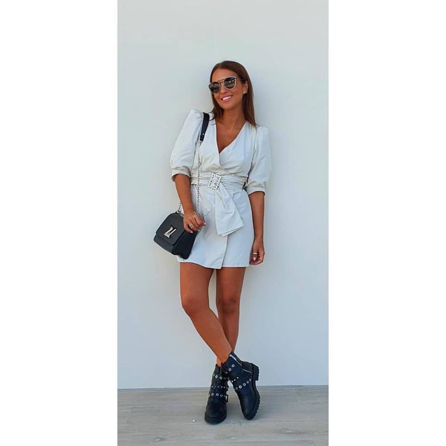 Paula Echevarría arrasó entre sus seguidores al  repetir este mini vestido blanco de Zara  que llevó para una cena. Lo volvió a utilizar con un look para el día a día al combinarlo con botas moteras de Stradivarius.