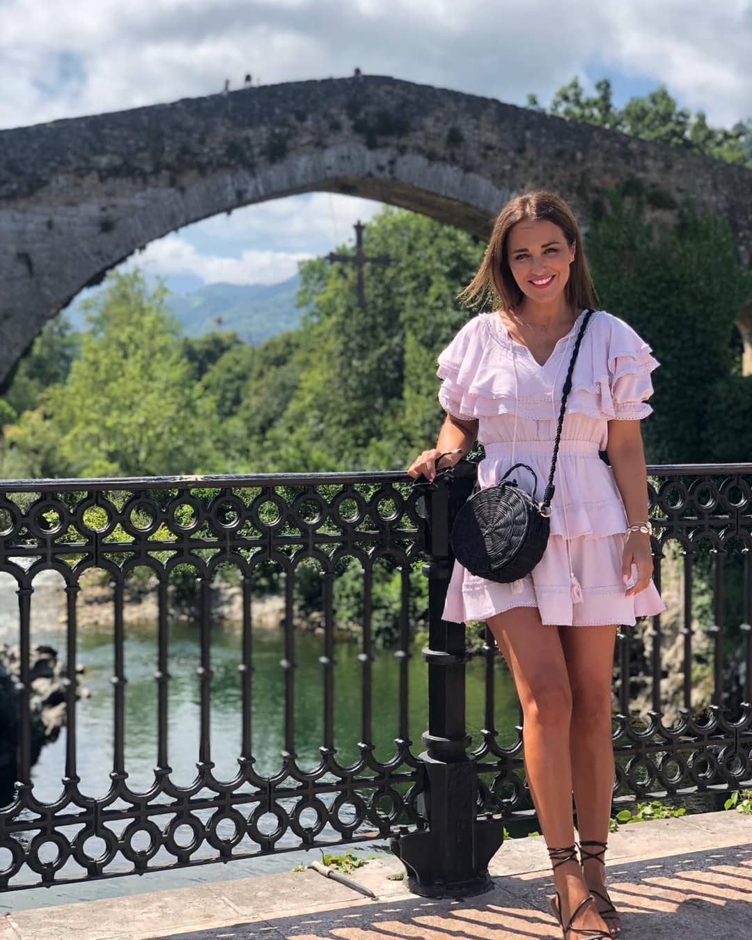 Paula Echevarría está disfruntando de la segunda parte de sus vacaciones en Asturias, donde la hemos visto con este favorecedor look de inspiración naive en rosa empolvado de Fetiche Suances.