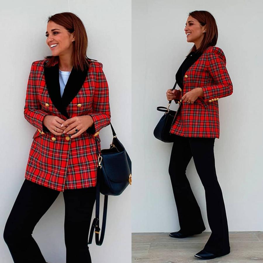 Este ha sido uno de looks con más éxito de Puala Echevarría. Unos  pantalones low cost  de punto que estilizan y que combinó con esta blazer de tartán.